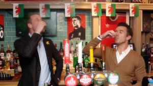 Der britische Prinz William (l) mit Rob McElhenney, dem Co-Eigentümer des Viertligisten AFC Wrexham, im The Turf Pub. Foto: Chris Jackson/Pool Getty/AP/dpa
