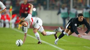 Andreas Hinkel (links) vom VfB Stuttgart im Duell mit Cristiano Ronaldo Foto: Pressefoto/Baumann
