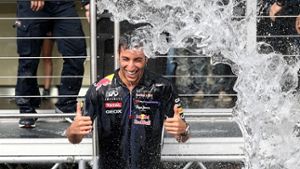 Daniel Ricciardo bekommt eine Eiswasser-Dusche Foto: Getty Images Europe