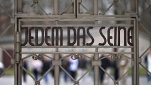 Die Inschrift Jedem das Seine im Lagertor der Gedenkstätte Buchenwald. Foto: Martin Schutt/dpa