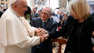 Martin Scorsese (Mitte) mit seiner Ehefrau bei der Begegnung mit dem Papst. Foto: imago images/Independent Photo Agency Int.
