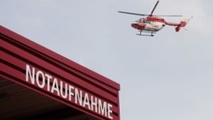 Der Mann wird mit einem Rettungshubschrauber in eine Klinik gebracht. Foto: picture alliance/Julian Stratenschulte