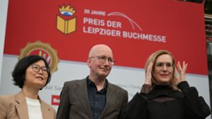 Die Preisträger der diesjährigen Buchmesse: Barbi Marković (r.),  Tom Holert und Ki-Hyang Lee in Leipzig. Foto: Hendrik Schmidt/dpa