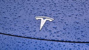 Steht Tesla im Regen? Der US-Hersteller will mehr als zehn Prozent seiner Stellen weltweit abbauen. Foto: Patrick Pleul/dpa