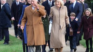 Zum Weihnachtsgottesdienst in Sandringham führten Charles und Camilla die Royal Family auf dem Weg zur Kirche an. Ähnlich soll es am Ostersonntag ablaufen - allerdings ohne die Familie des Thronfolgers. Foto: imago/i Images