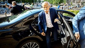 Daimler-Chef  Zetsche musste am Montag zum Rapport in Berlin bei Verkehrsminister Scheuer antreten.  Es sei ein „gutes, konstruktives Gespräch“ gewesen, sagte Zetsche. Foto: dpa