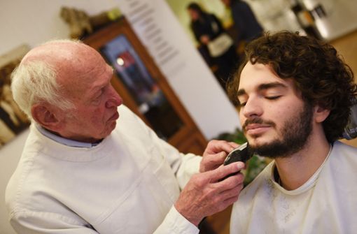 Einer der   Jesus-Darsteller der Oberammergauer Passionsspiele lässt sich beim Friseur rasieren. Foto: dpa