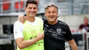 Der Physiotherapeut Gerhard Wörn pflegt  nach 30 Jahren beim VfB nicht nur mit Mario Gomez  ein freundschaftliches Verhältnis. Foto: Baumann