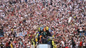 Ein Menschenmeer in Weiß und Rot – Sinnbild für die dramatische Rettung am 34. Spieltag. In unserer Bildergalerie fangen wir die besten Momente ein. Foto: Baumann/Hansjürgen Britsch