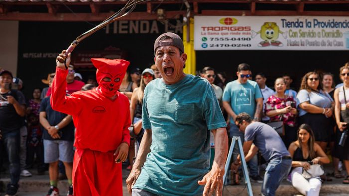 Warum in El Salvador Teufel öffentlich Sünder auspeitschen