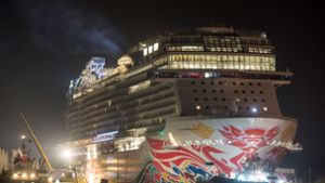 Das 324 Meter lange und rund 41 Meter breite Kreuzfahrtschiff namens „Norwegian Joy“ legte am Sonntagabend bei der Meyer Werft in Papenburg ab Foto: dpa