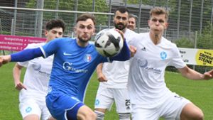 Saisontor Nummer 23 von Luan Kukic (blau) hat Calcio den nächsten Sieg beschert. Foto: Günter  Bergmann