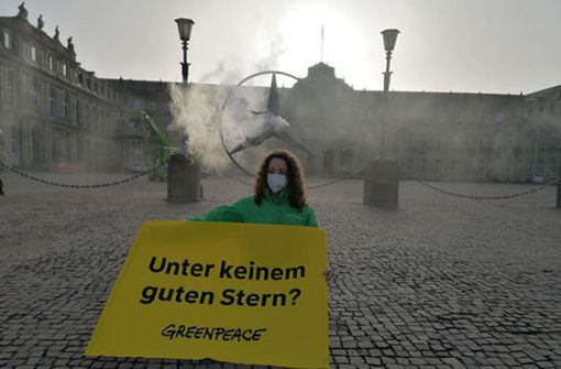 Greenpeace-Aktivisten demonstrierten am Mittwoch vor dem Neuen Schloss in Stuttgart. Foto: Andreas Rosar/Fotoagentur Stuttgart