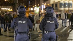 Vor dem Kölner Dom werden Gottesdienstteilnehmer an Silvester von Einsatzkräften der Polizei kontrolliert. Foto: dpa/Thomas Banneyer