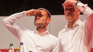 Jan Schindelmeiser (rechts, mit VfB-Marketingvorstand Jochen Röttgermann) braucht Weitblick. Foto: dpa