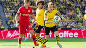 Marco Reus (rechts) von Borussia Dortmund zischt Leverkusens Kai Havertz (links) mit dem Ball davon. Foto: dpa/Marcel Kusch