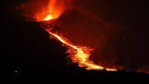 Lava fließt vom Vulkan auf dem  Cumbre Vieja herab ins Tal. Foto: AFP/LUISMI ORTIZ
