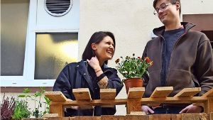 Kristin Lazarova und Basil Helfenstein luden in  ihre Bude ein. Foto: Kathrin Wesely