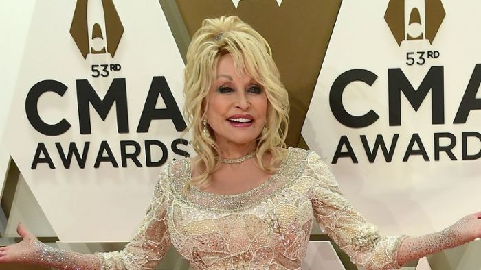 Dolly Parton hat mehr als 350 Perücken im Schrank