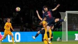 Barcelonas Ilkay Gündogan im Zweikampf mit Lucas Beraldo von Paris Saint-Germain. Foto: Lewis Joly/AP/dpa