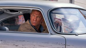 Daniel Craig sitzt ein letztes Mal als James Bond im Aston Martin. Foto: DANJAQ, LLC und MGM/Nicola Dove