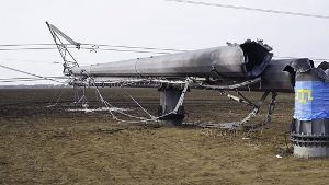 Eine zerstörte Stromleitung, die Strom auf die Krim leiten soll. (Archivfoto) Foto: dpa