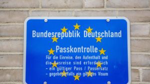 Die EU will mehr ausreisepflichtige Ausländer abschieben (Symbolbild). Foto: IMAGO/Manngold