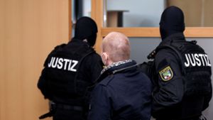 Der Attentäter von Halle wird in den Gerichtssaal geführt. Foto: AFP/Ronny Hartmann