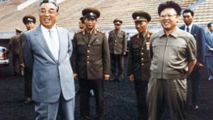 Ortsbesuch: Kim Il-sung (links) und sein Sohn und Nachfolger  Kim Jong-il 1992 im Stadion von Pjöngjang Foto: AFP/KCNA