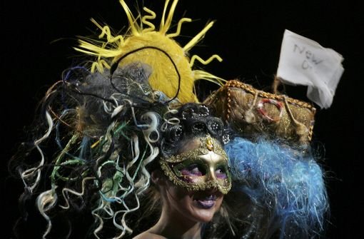 Model Danielle Baker trägt die Kreation von Laura Kaplan auf dem Kopf und belegte damit den dritten Platz. Foto: AP