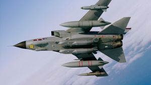 Ein britischer  Tornado-Jagdbomber trägt  zwei  Storm Shadow Marschflugkörper  unter seinem Rumpf. Foto: Wikipedia commons/Geoff Lee/0
