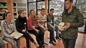 VfB-Stürmer Julian Schieber mit Schülern der Cotta-Schule Quelle: Unbekannt