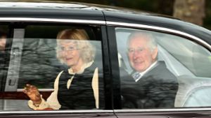 König Charles III. und Königin Camilla beim Verlassen der Residenz Clarence House in London Foto: AFP/HENRY NICHOLLS
