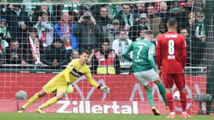 Bremens Marvin Ducksch (2.vl) verwandelt gegen Stuttgarts Torwart Alexander Nübel einen Elfmeter zum 1:0. Foto: Carmen Jaspersen/dpa
