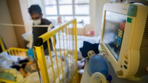 Nicht nur in den Kinderkliniken, in allen Bereichen ist die Lage in den Krankenhäusern äußerst angespannt. Foto: dpa/Christoph Soeder