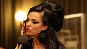 Amy Winehouse (Marisa Abela) stach auch optisch heraus: mit Bienenkorbfrisur und tiefschwarzem Lidstrich. Foto: Studiocanal/Landmark Media