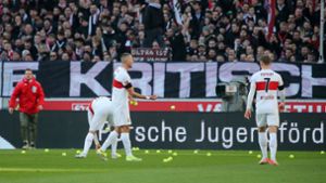 Tennisball-Protest in der Bundesliga: Auch die Fankurve des VfB Stuttgart wehrt sich mit Aktionen gegen die Pläne der DFL. Foto:  