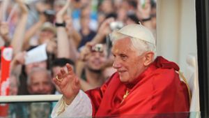 Papst Benedikt der XVI. saß 2011 bei seinem Besuch in Freiburg in seinem Papamobil. (Archivbild) Foto: dpa/Uli Deck