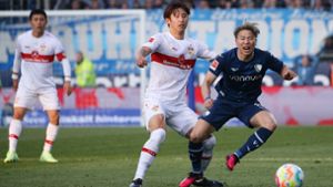 Ausgebremst: Hiroki Ito vom VfB Stuttgart stoppt seinen japanischen Landsmann Takuma Asano (rechts) vom VfL Bochum. Foto: Baumann/Julia Rahn