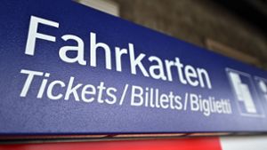 Bei der Deutschen Bahn ist das 9-Euro-Ticket ab Montag erhältlich. (Symbolfoto) Foto: dpa/Martin Schutt