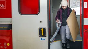 Klimaaktivistin reist mit dem Zug nach Davos