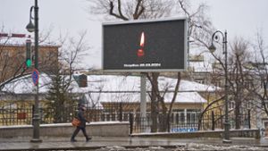 Eine Anzeigetaffel zeigt auf der Straße eine Kerze zum Gedenken der Opfer. Bei dem mutmaßlichen Terroranschlag auf eine Veranstaltungshalle am Stadtrand von Moskau sind mehr als 60 Menschen getötet worden. Foto: Guo Feizhou/XinHua/dpa