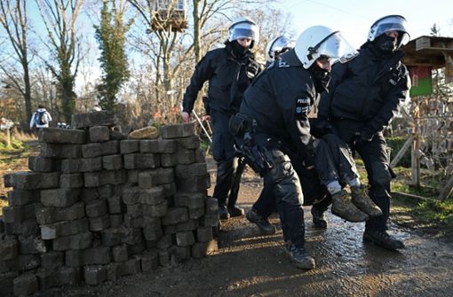 Übergriffig? Polizeibeamte tragen während der Räumung von Lützerath einen Demonstranten weg. Foto: dpa/Federico Gambarini