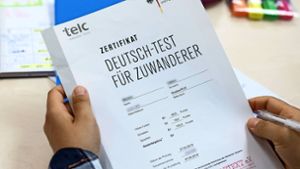 Das Zertifikat bescheinigt die erfolgreiche Teilnahme am Deutschkurs. Foto: dpa/Sven Hoppe