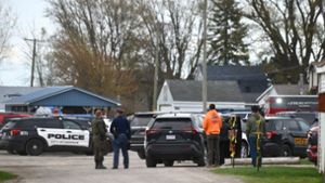 Polizeikräfte am Swan Creek Boat Club, nachdem eine Autofahrerin in das Gebäude gefahren war. Foto: Kathleen Kildee/Detroit News/AP/dpa