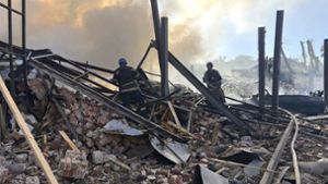 Auf diesem vom ukrainischen Katastrophenschutz zur Verfügung gestellten Foto arbeiten Rettungskräfte daran, einen Brand nach einem Angriff in Krywyj Rihzu löschen. Foto: dpa/Uncredited