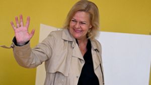 Mit ihrer prominenten Spitzenkandidatin, Bundesinnenministerin Nancy Faeser, – hier nach der Stimmabgabe in Bad Schwalbach – erlitt die SPD in Hessen eine ebenso klare Niederlage wie in Bayern. Foto: AFP/Kirill Kudryavtsev