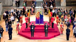 Die Briten stehen in der Westminster Hall Schlange, um sich von ihrer Königin zu verabschieden. Foto: AFP/Yui Mok