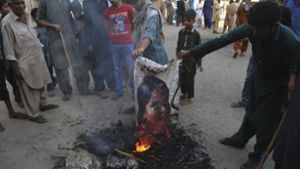 Islamische fanatiker verbrennen ein Bild der Christin Asia Bibi. Foto: AP
