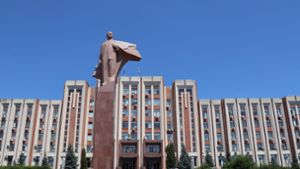 Lenin-Statue vor dem Parlamentsgebäude in Tiraspol im Separatistengebiet Transnistrien. Foto: Hannah Wagner/dpa
